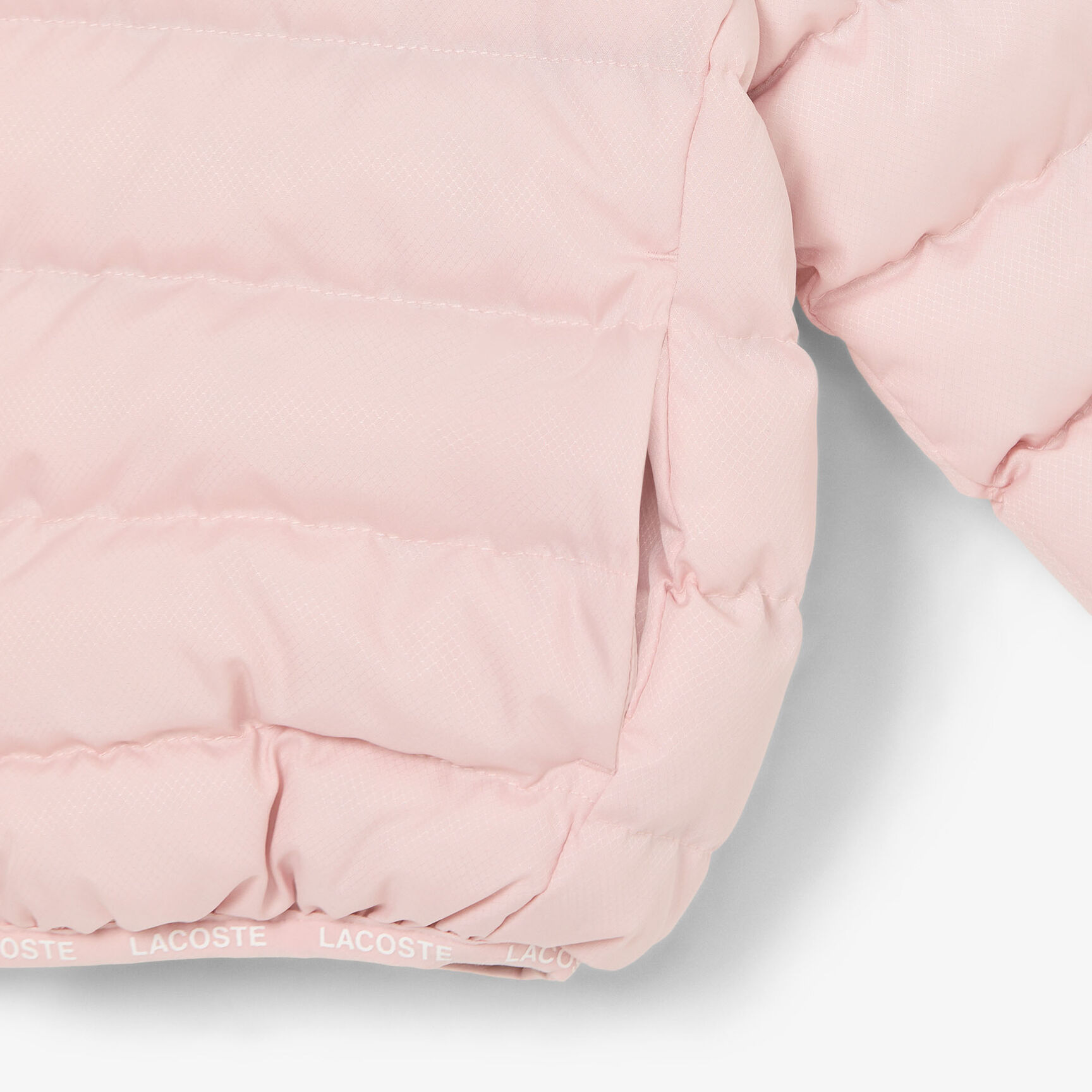 هودي منتفخ من التفتا بنمط ألماسي مع قبعة هودي منتفخ من التفتا بنمط ألماسي مع قبعة