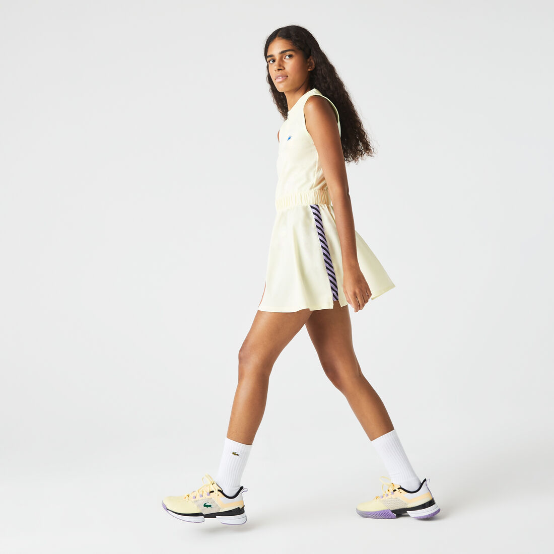 فستان تنس قصير مع شورت تحتي مدمج للنساء من مجموعة Lacoste SPORT