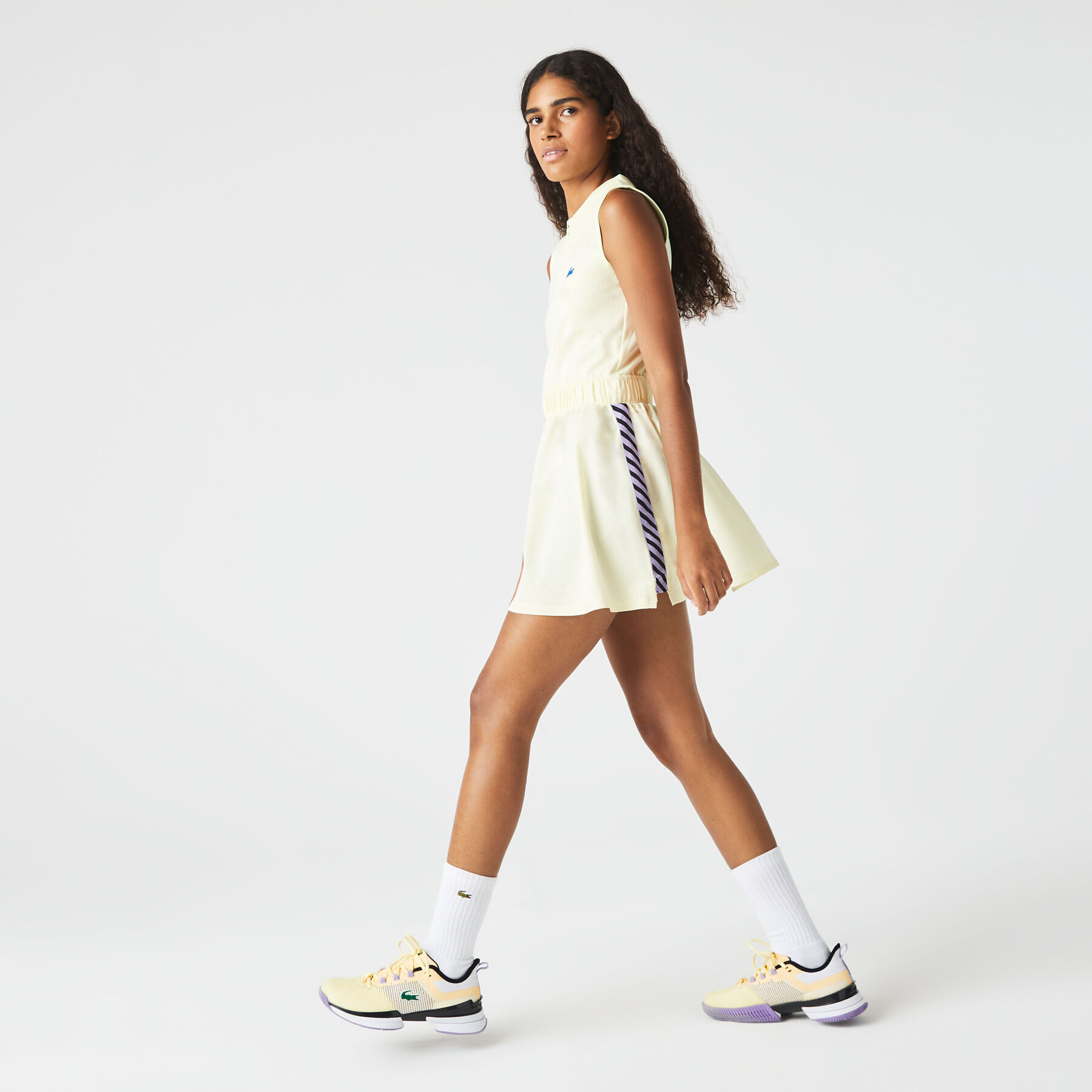لاكوست فستان تنس قصير مع شورت تحتي مدمج للنساء من مجموعة lacoste sport