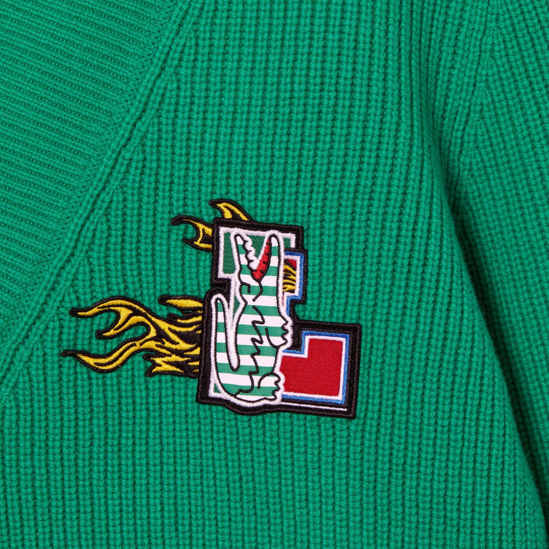 سترة لاكوست صوف بفتحة رقبة على شكل حرف V من تشكيلة موسم الأعياد للنساء سترة لاكوست صوف بفتحة رقبة على شكل حرف V من تشكيلة موسم الأعياد للنساء