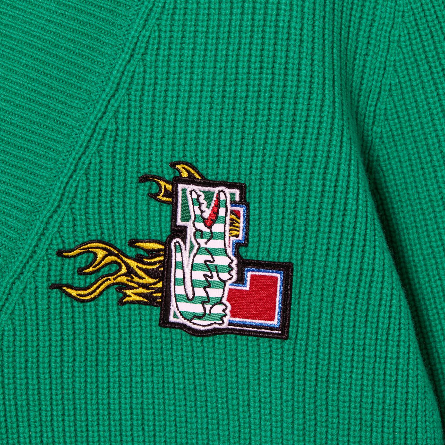 سترة لاكوست صوف بفتحة رقبة على شكل حرف V من تشكيلة موسم الأعياد للنساء سترة لاكوست صوف بفتحة رقبة على شكل حرف V من تشكيلة موسم الأعياد للنساء