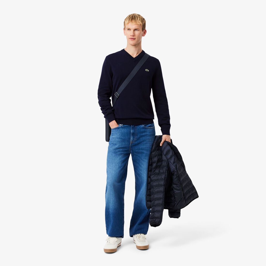 سترة قطنية أحادية اللون بفتحة رقبة على شكل حرف V سترة قطنية أحادية اللون بفتحة رقبة على شكل حرف V