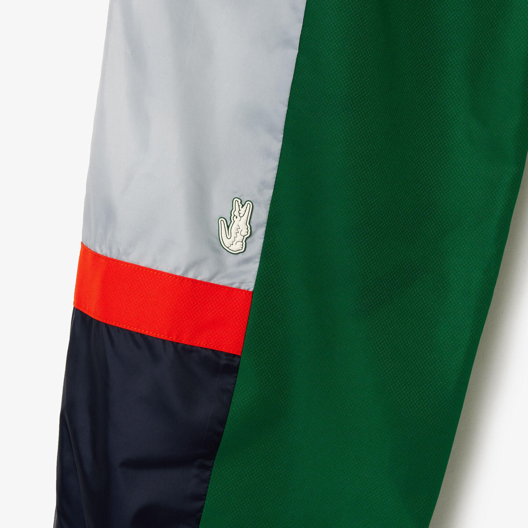 بنطال رياضي بتفاصيل بلون مغاير