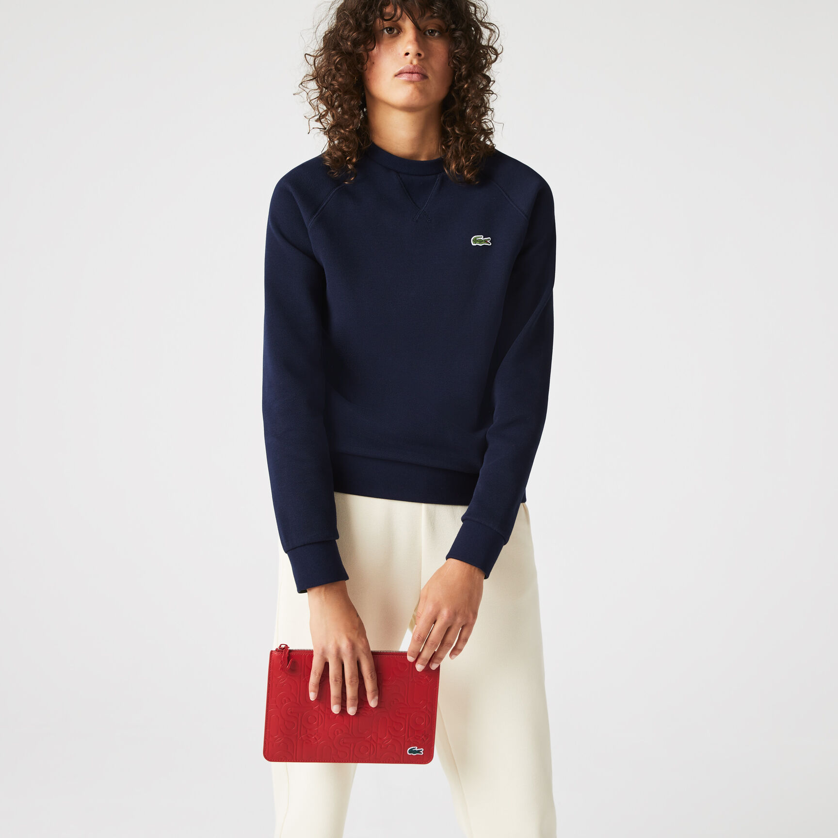 حقيبة كلاتش نسائية كبيرة الحجم من الجلد المنقوش من مجموعة Lacoste