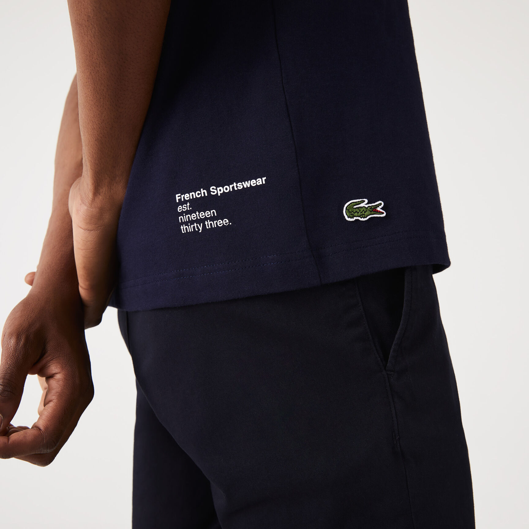 تيشيرت لاكوست قطن جيرسيه بقصة عادية للرجال&lrm;