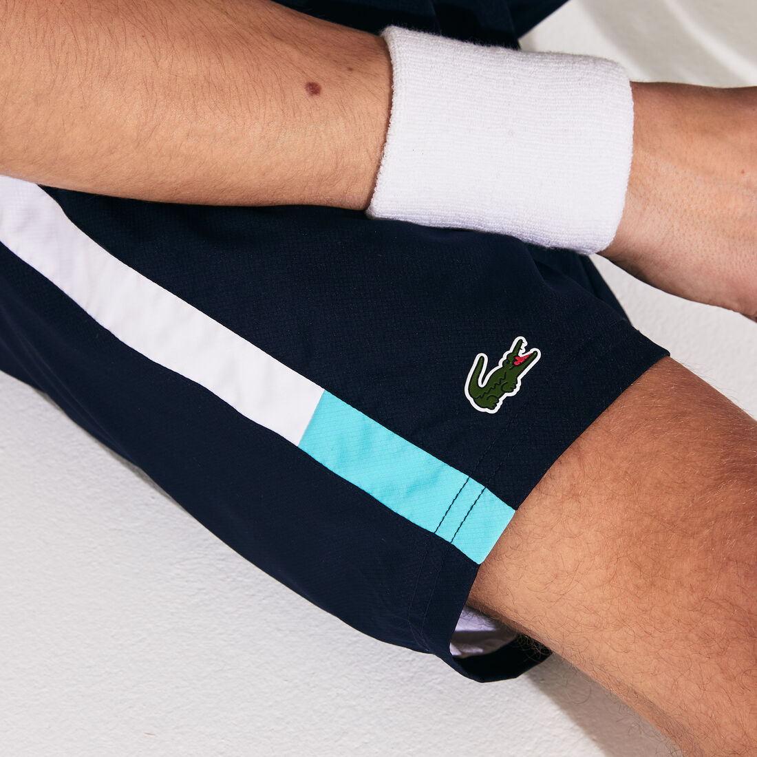 شورت من قماش خفيف مزدان بخطوط ذات ألوان متباينة من مجموعة Lacoste SPORT للرجال شورت من قماش خفيف مزدان بخطوط ذات ألوان متباينة من مجموعة Lacoste SPORT للرجال