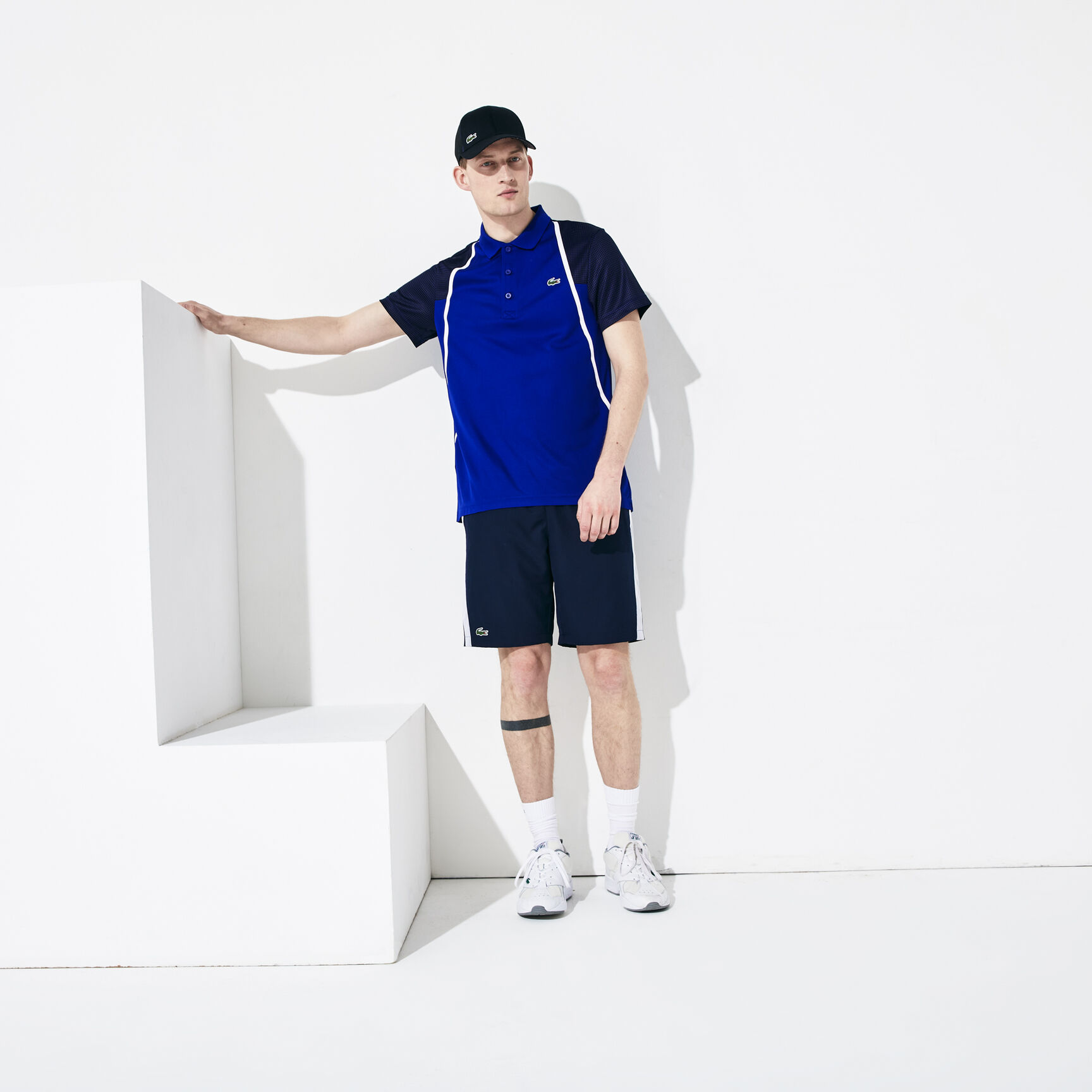 Men's Lacoste SPORT Contrast Cut-Out Light Tennis Shorts Men's Lacoste SPORT Contrast Cut-Out Light Tennis Shorts