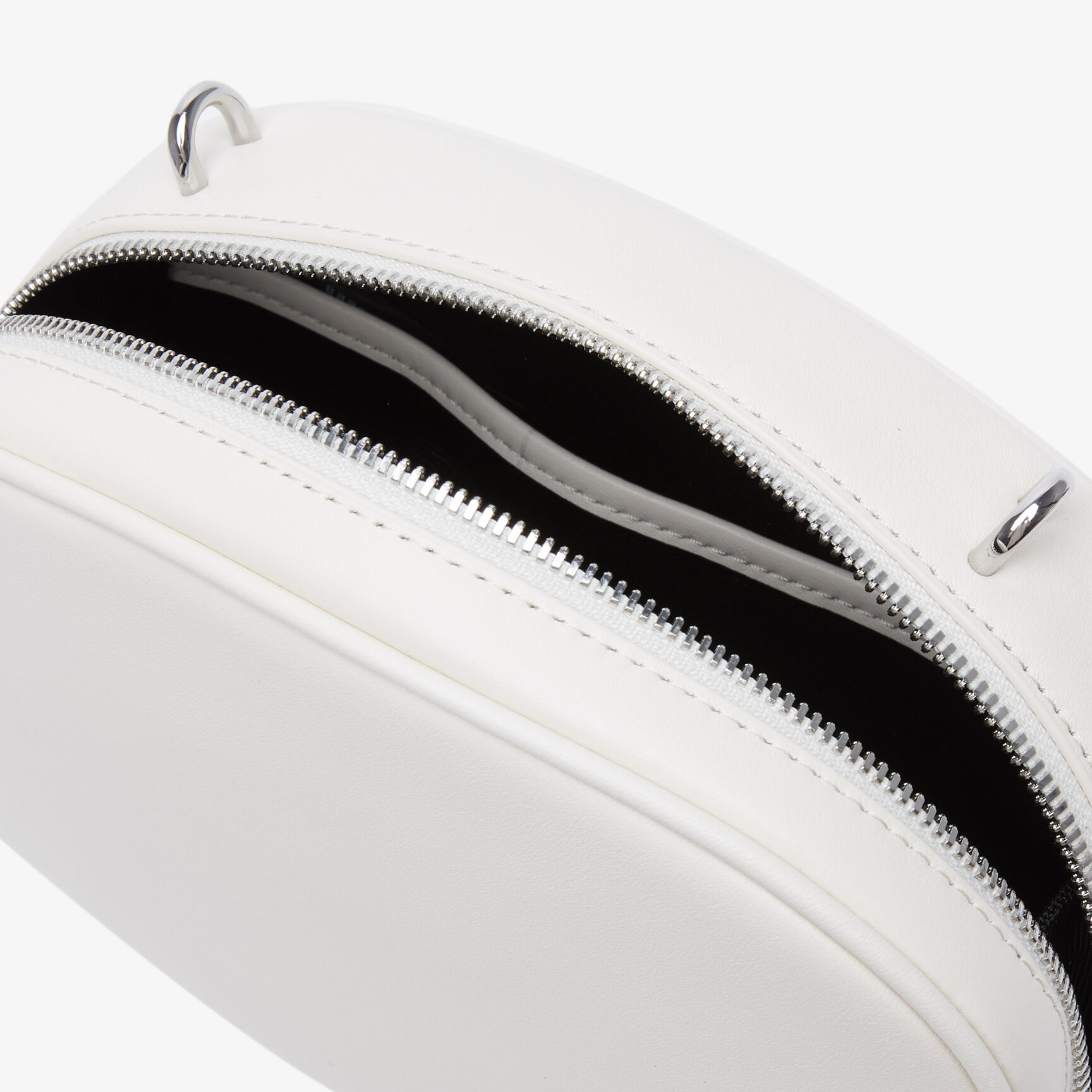 حقيبة كاميرا لاكوست مستديرة بحمالة وشعار الماركة للنساء