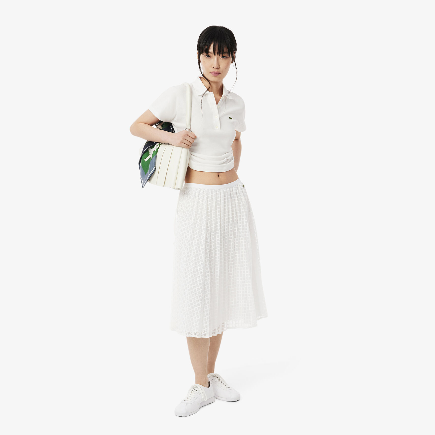 تنورة من الدانتيل مطوية