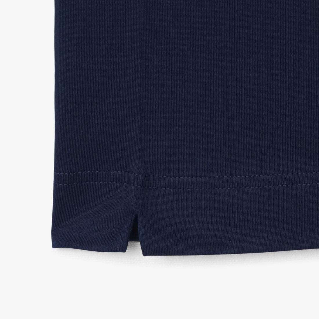 قميص بولو باريس الكلاسيكي المطرز ذو الرقبة المفتوحة قميص بولو باريس الكلاسيكي المطرز ذو الرقبة المفتوحة