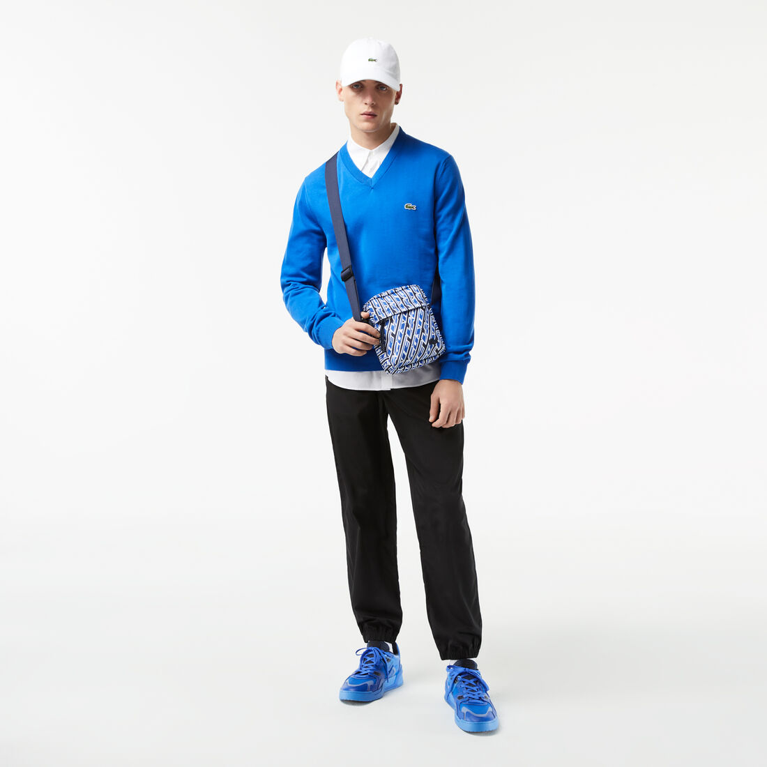 سترة قطنية أحادية اللون بفتحة رقبة على شكل حرف V سترة قطنية أحادية اللون بفتحة رقبة على شكل حرف V