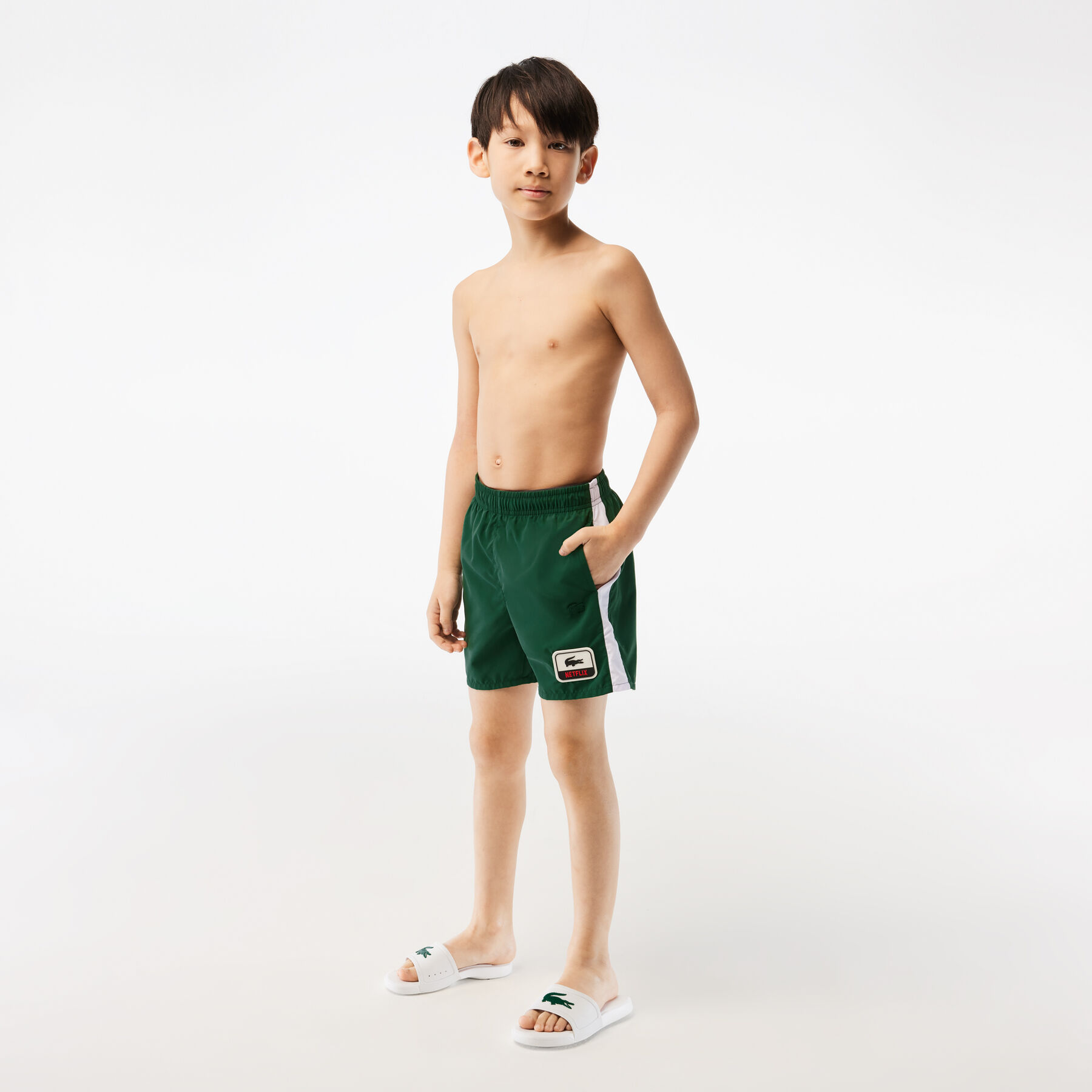 شورت سباحة بشارة بلون مغاير مجموعة Lacoste × Netflix للأولاد لاكوست شورت سباحة بشارة بلون مغاير مجموعة lacoste netflix للأولاد