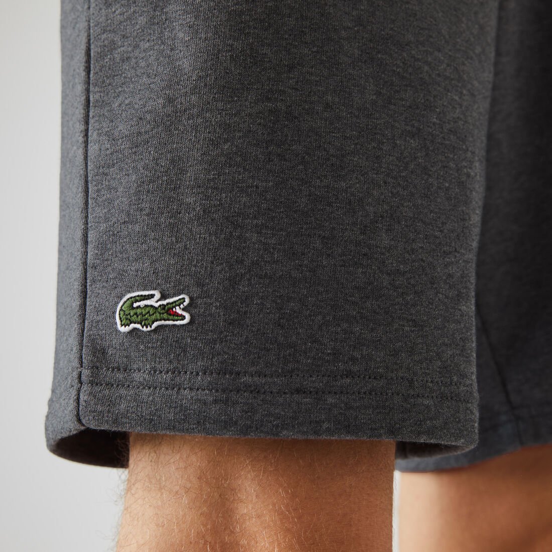 شورت من الصوف لرياضة التنس للرجال من مجموعة Lacoste SPORT شورت من الصوف لرياضة التنس للرجال من مجموعة Lacoste SPORT