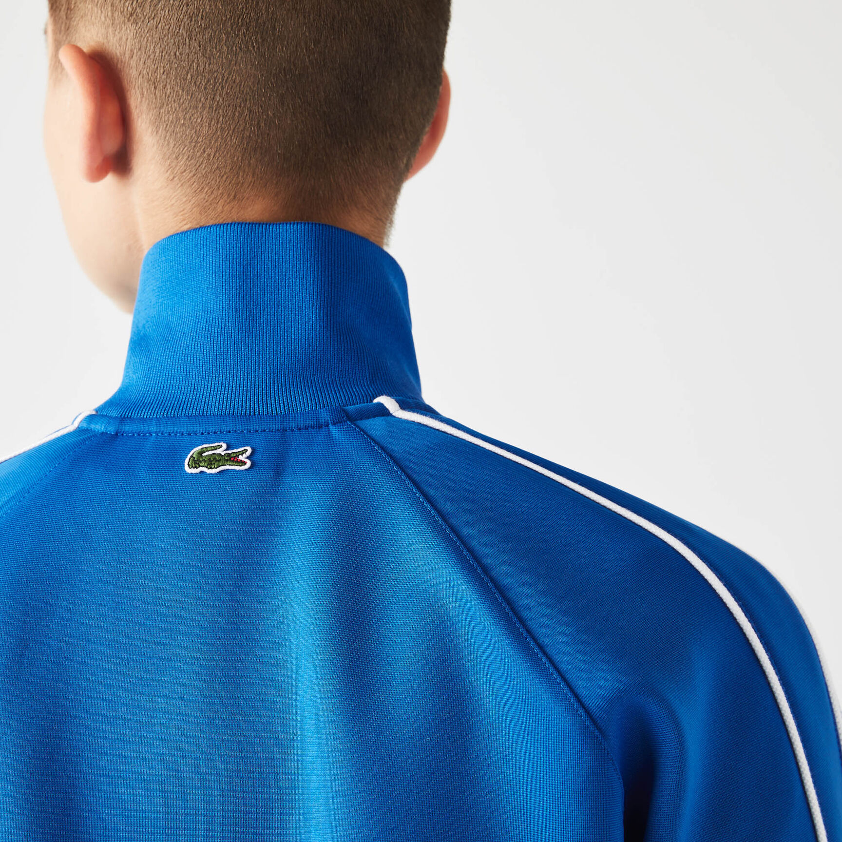 سترة نسائية مطرزة بحروف رياضية بسحاب