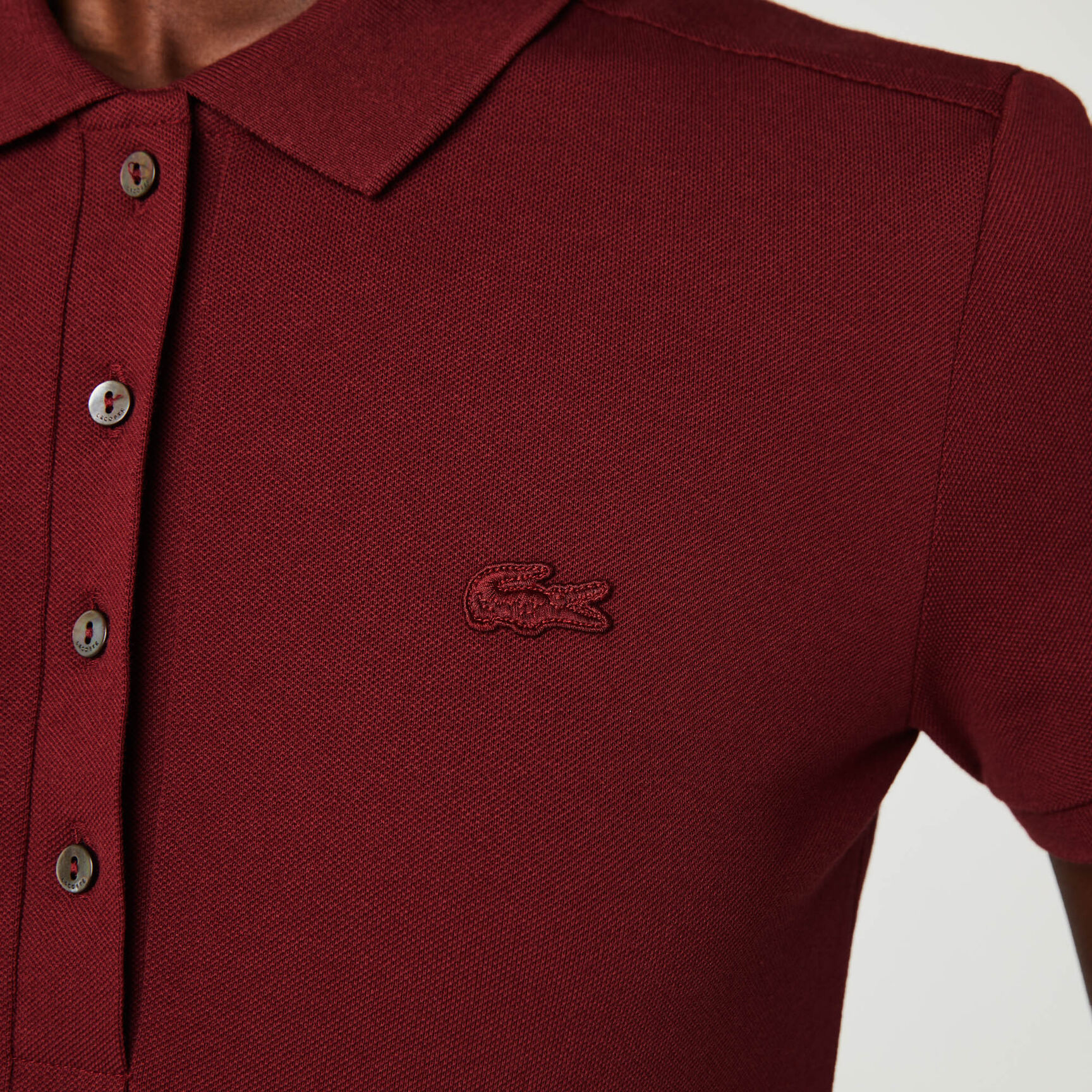 تيشيرت بولو L.12.D بقصة ضيقة من قماش بيتي بيكيه المطاطي تيشيرت بولو L.12.D بقصة ضيقة من قماش بيتي بيكيه المطاطي