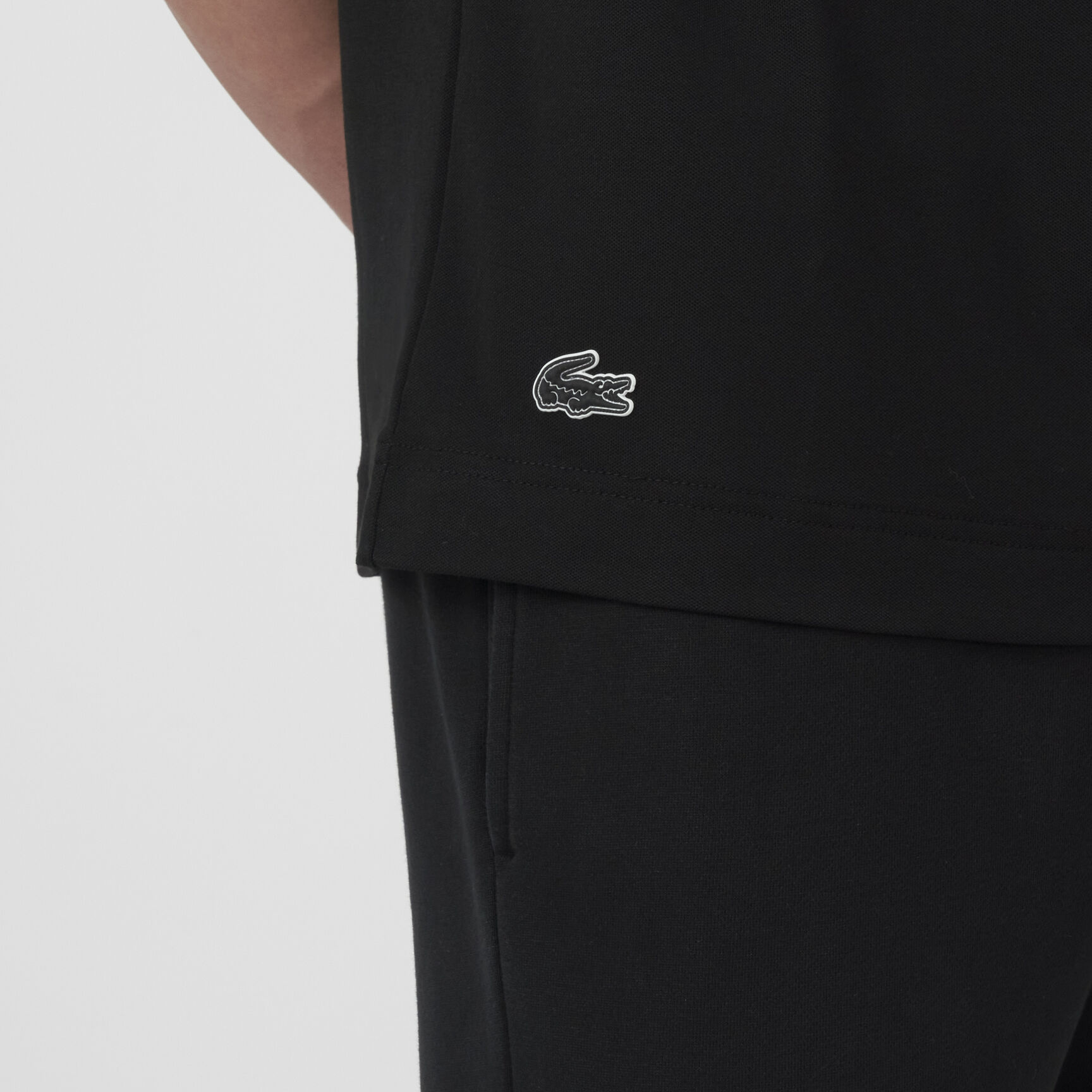 تيشيرت بيكيه بقصة عادية وشعار الماركة للرجال&lrm;