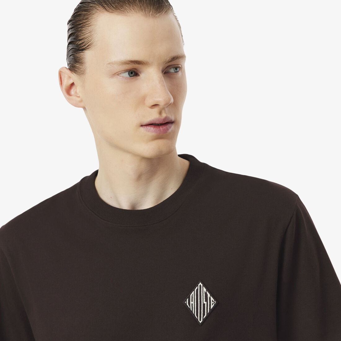 تيشيرت كلاسيكي بقصة مريحة وبشعار الماركة تيشيرت كلاسيكي بقصة مريحة وبشعار الماركة