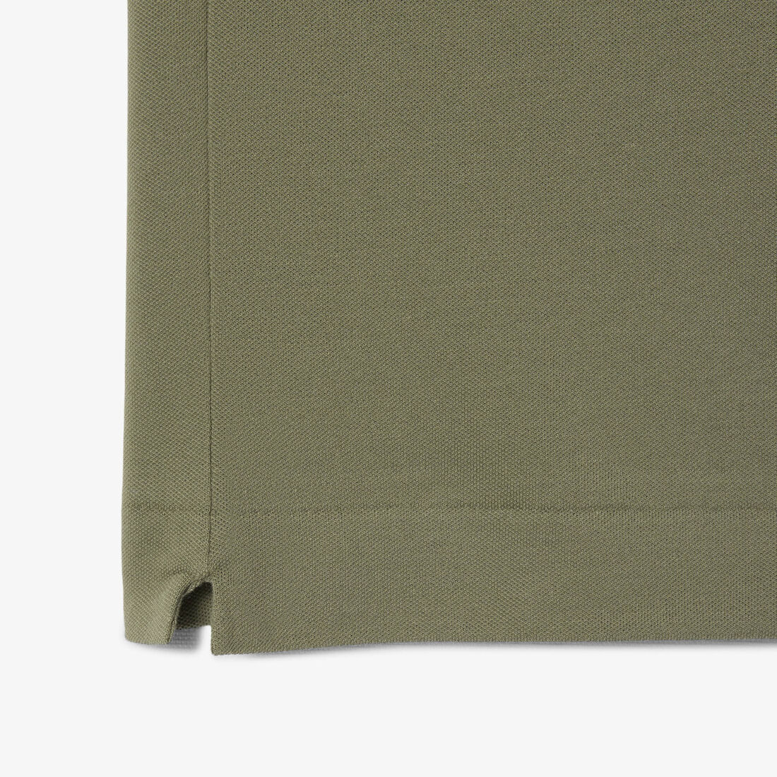 قميص بولو بيكيه خفيف بقصة كلاسيكية L.12.12 قميص بولو بيكيه خفيف بقصة كلاسيكية L.12.12