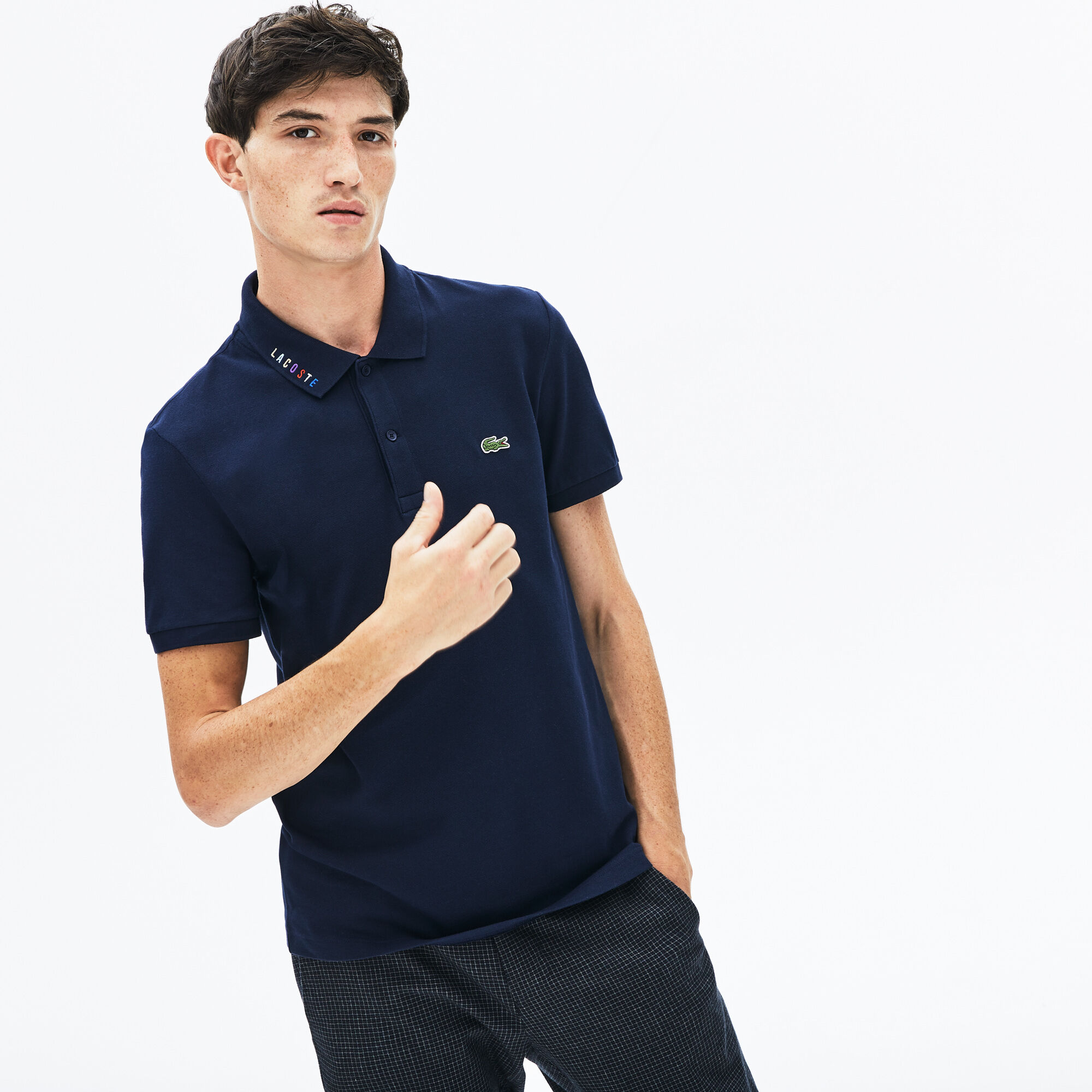 قميص بولو للرجال من بيكيه المرن ذو قصة ضيقة وكلمة Lacoste المميزة بألوان متعددة قميص بولو للرجال من بيكيه المرن ذو قصة ضيقة وكلمة Lacoste المميزة بألوان متعددة