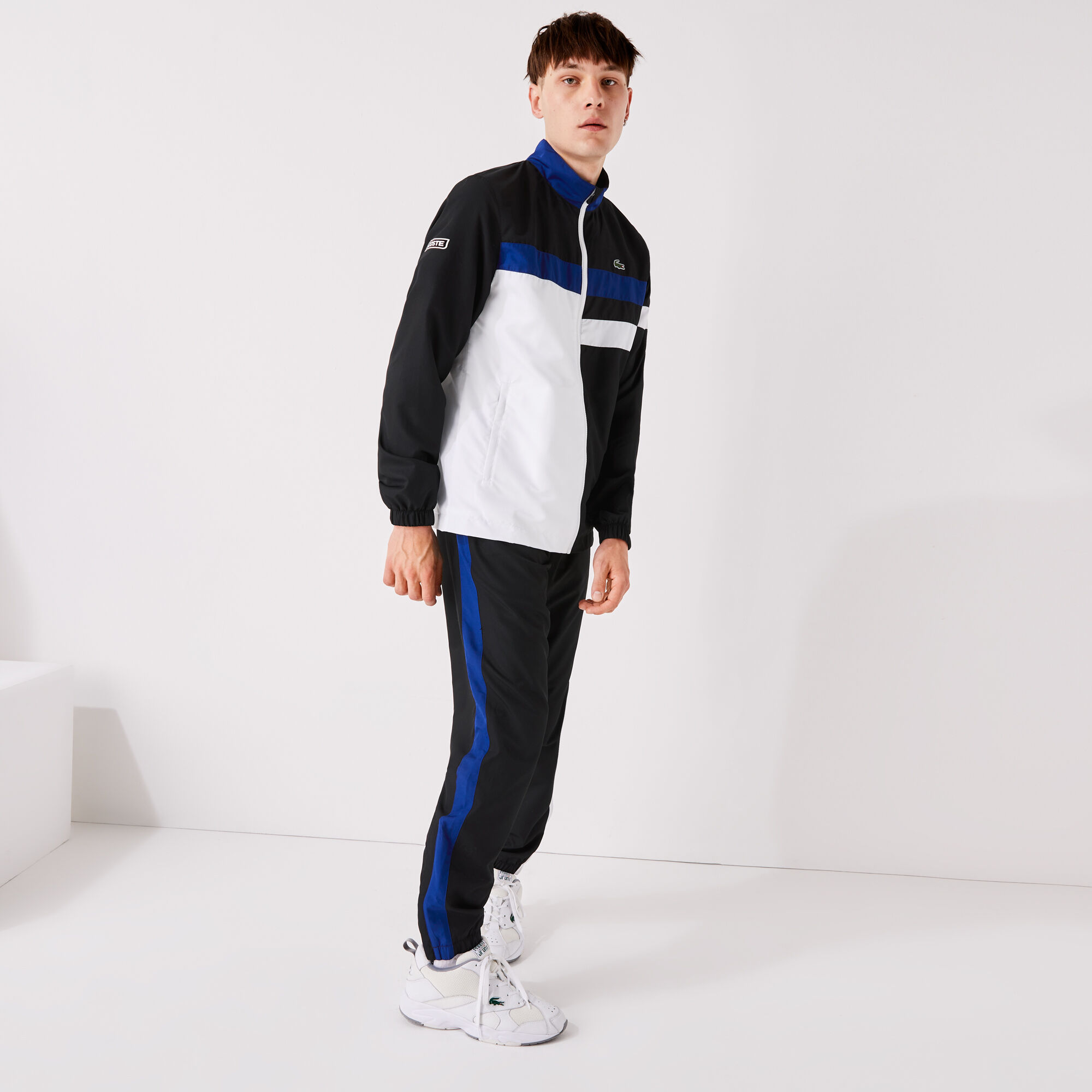 بذلة رياضية خفيفة الوزن مع كتل لونية من مجموعة Lacoste SPORT للرجال بذلة رياضية خفيفة الوزن مع كتل لونية من مجموعة Lacoste SPORT للرجال
