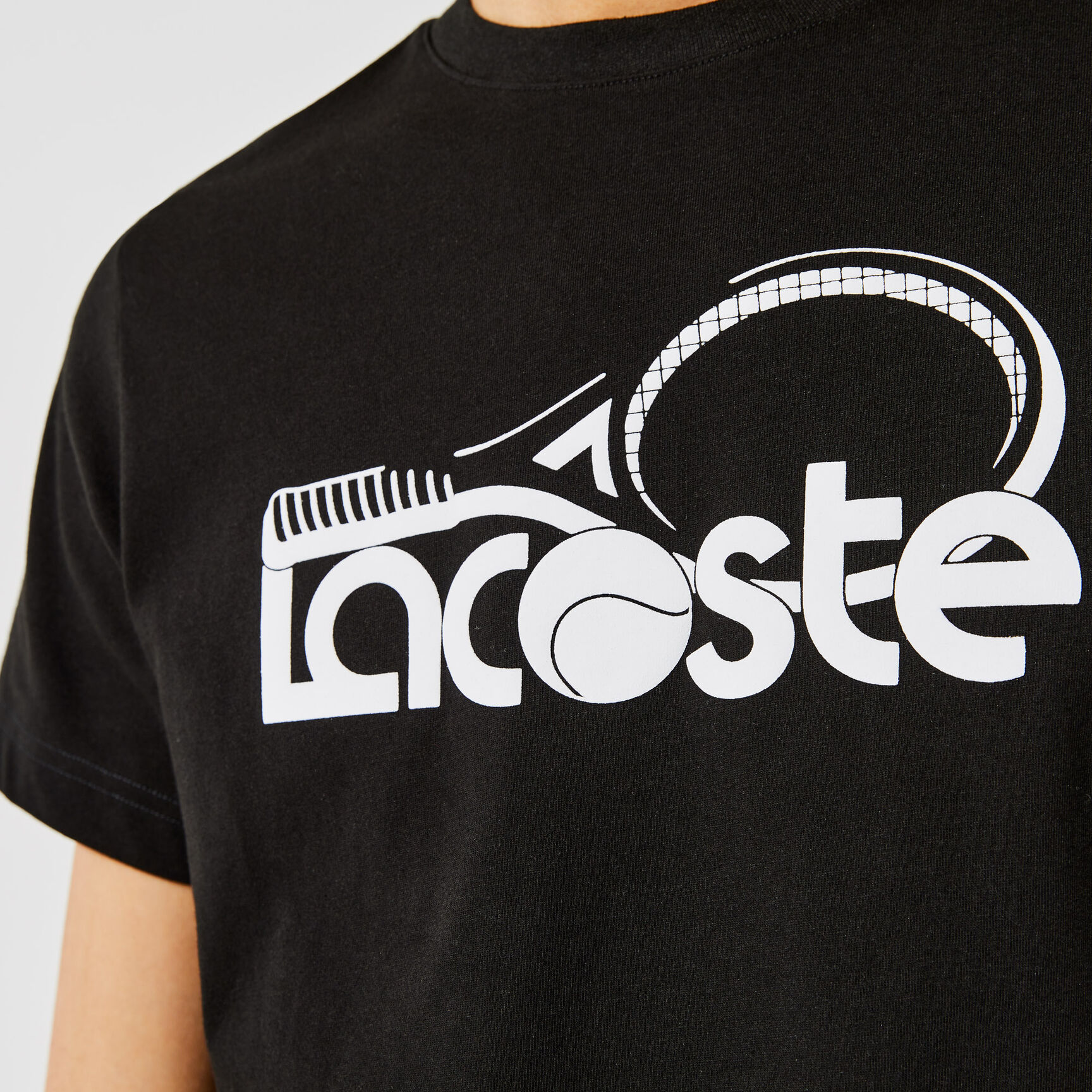 تيشيرت رجالي برقبة دائرية وطبعة تنس من مجموعة Lacoste SPORT تيشيرت رجالي برقبة دائرية وطبعة تنس من مجموعة Lacoste SPORT