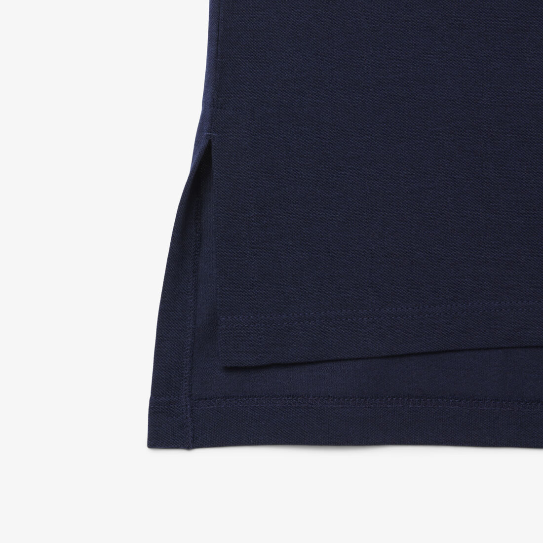 قميص بولو بيكيه سائل بقصة مريحة قميص بولو بيكيه سائل بقصة مريحة