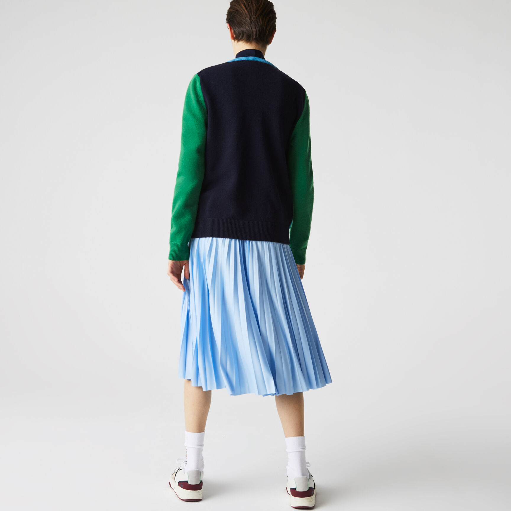 كنزة صوفية نسائية بياقة دائرية مزينة بشارة التمساح كنزة صوفية نسائية بياقة دائرية مزينة بشارة التمساح