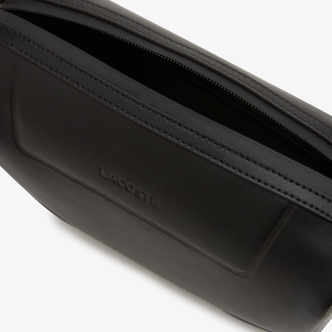 حقيبة كروس لاكوست بحمالة مزينة بشعار الماركة للنساء حقيبة كروس لاكوست بحمالة مزينة بشعار الماركة للنساء