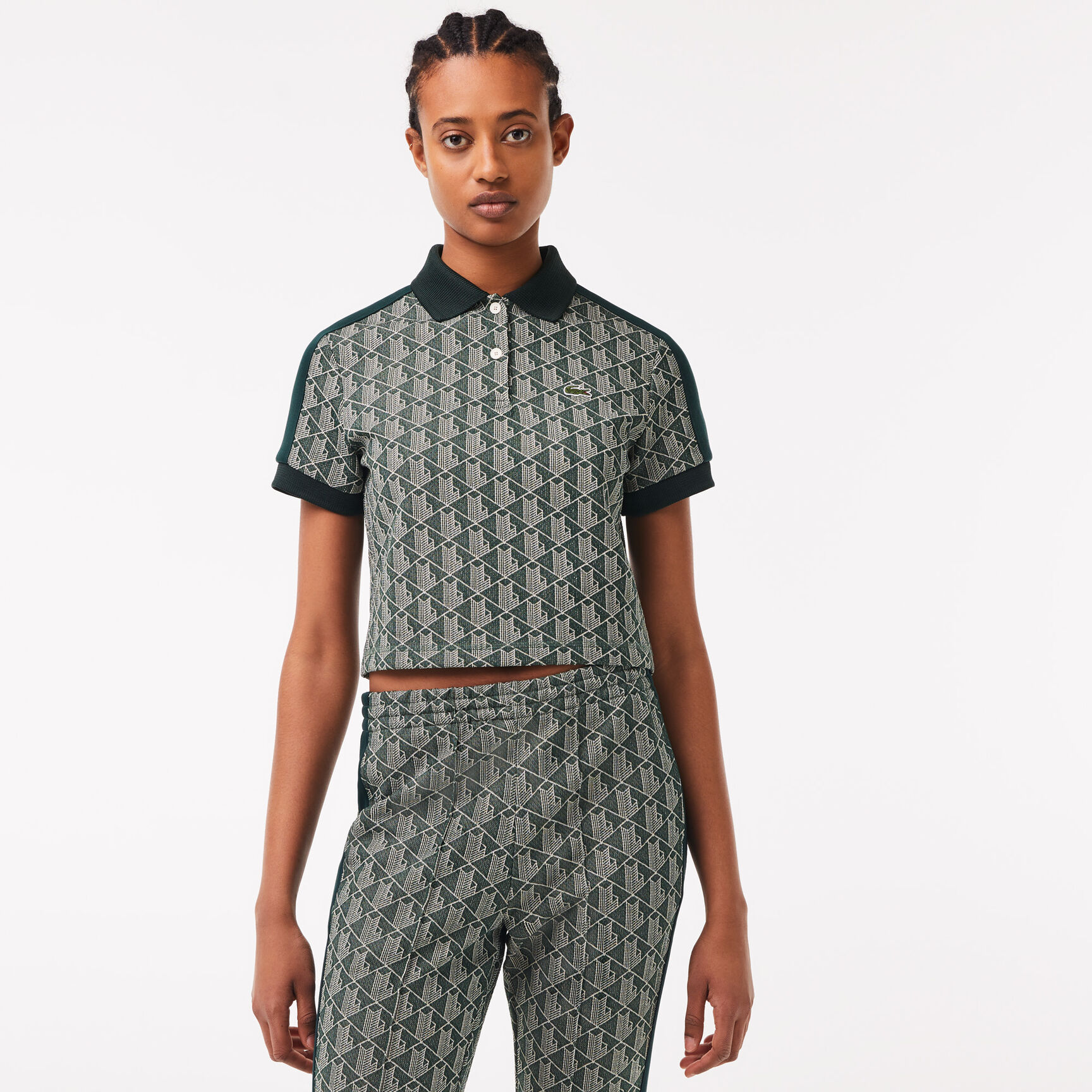 تيشيرت بولو بقصة عادية وياقة بلون مغاير ونقشة شعار الماركة للنساء