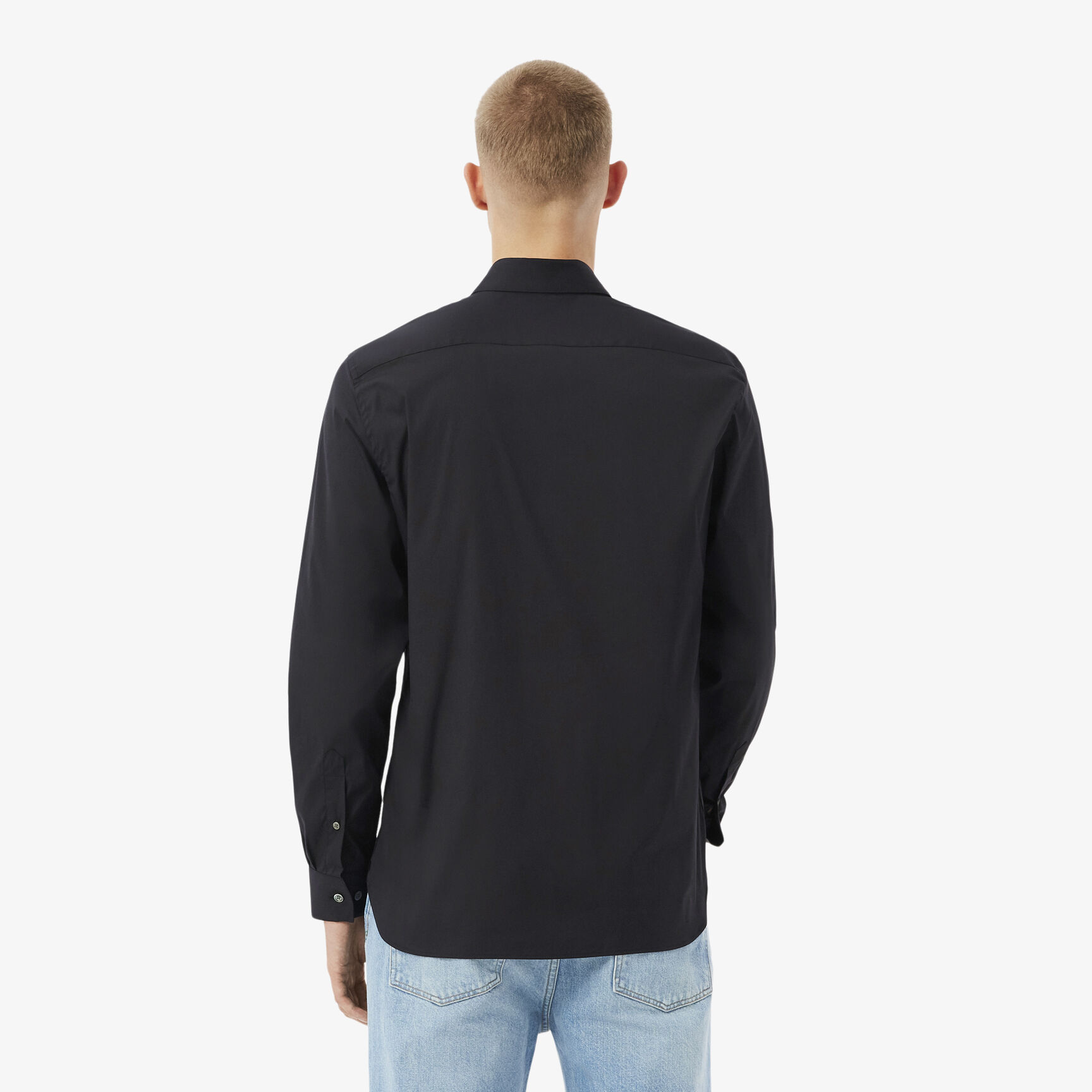 قميص بوبلين مطاطي بقصّة ضيقة قميص بوبلين مطاطي بقصّة ضيقة