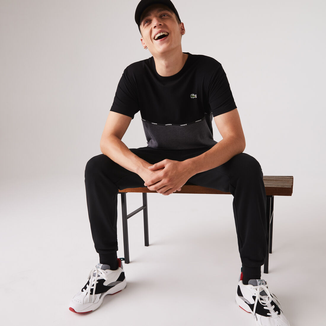 تي شيرت قطن خفيف الوزن ثنائي اللون بفتحة عنق مستديرة من مجموعة Lacoste SPORT للرجال تي شيرت قطن خفيف الوزن ثنائي اللون بفتحة عنق مستديرة من مجموعة Lacoste SPORT للرجال