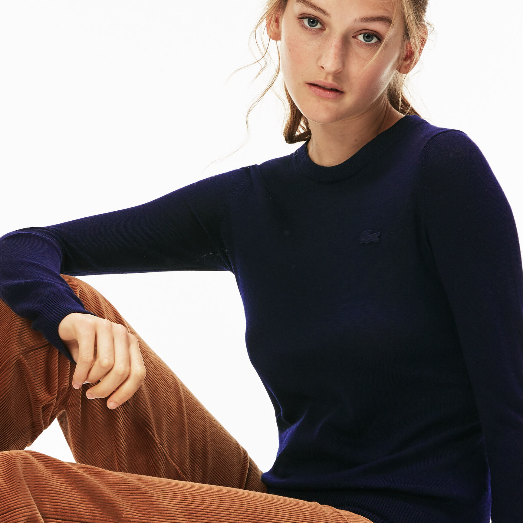 سترة صوفية من نسيج الجيرسيه الصوف بفتحة رقبة مستديرة للسيدات سترة صوفية من نسيج الجيرسيه الصوف بفتحة رقبة مستديرة للسيدات