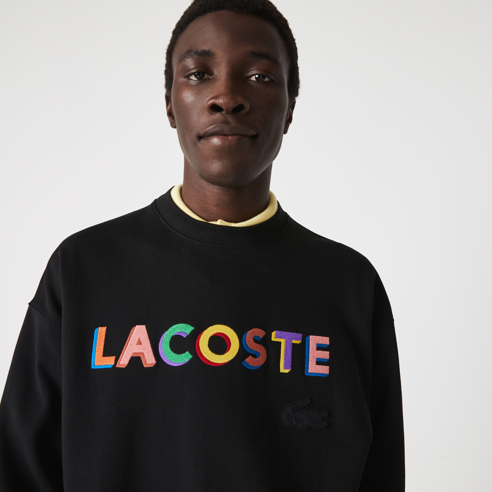 كنزة فضفاضة مطرزة من الصوف للجنسين من مجموعة Lacoste L!VE