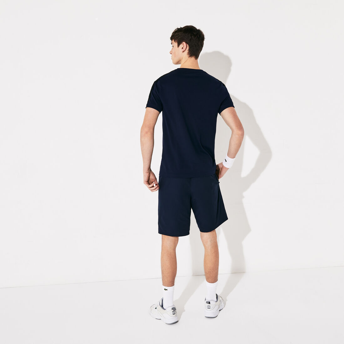 شورت من قماش خفيف مزدان بخطوط ذات ألوان متباينة من مجموعة Lacoste SPORT للرجال شورت من قماش خفيف مزدان بخطوط ذات ألوان متباينة من مجموعة Lacoste SPORT للرجال