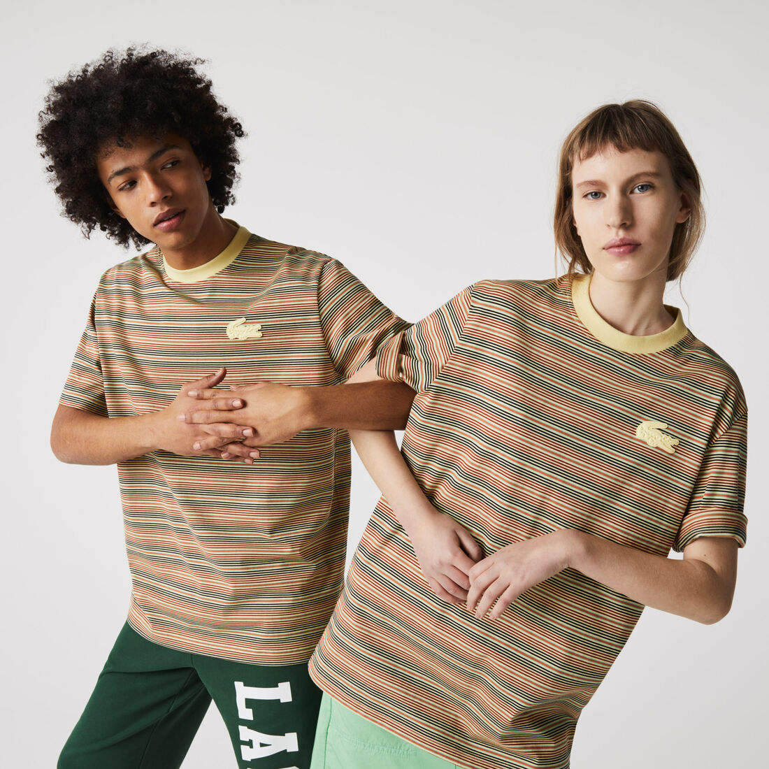 تي شيرت قطني مقلم للجنسين بفتحة رقبة مستديرة وقصة فضفاضة مجموعة Lacoste LIVE