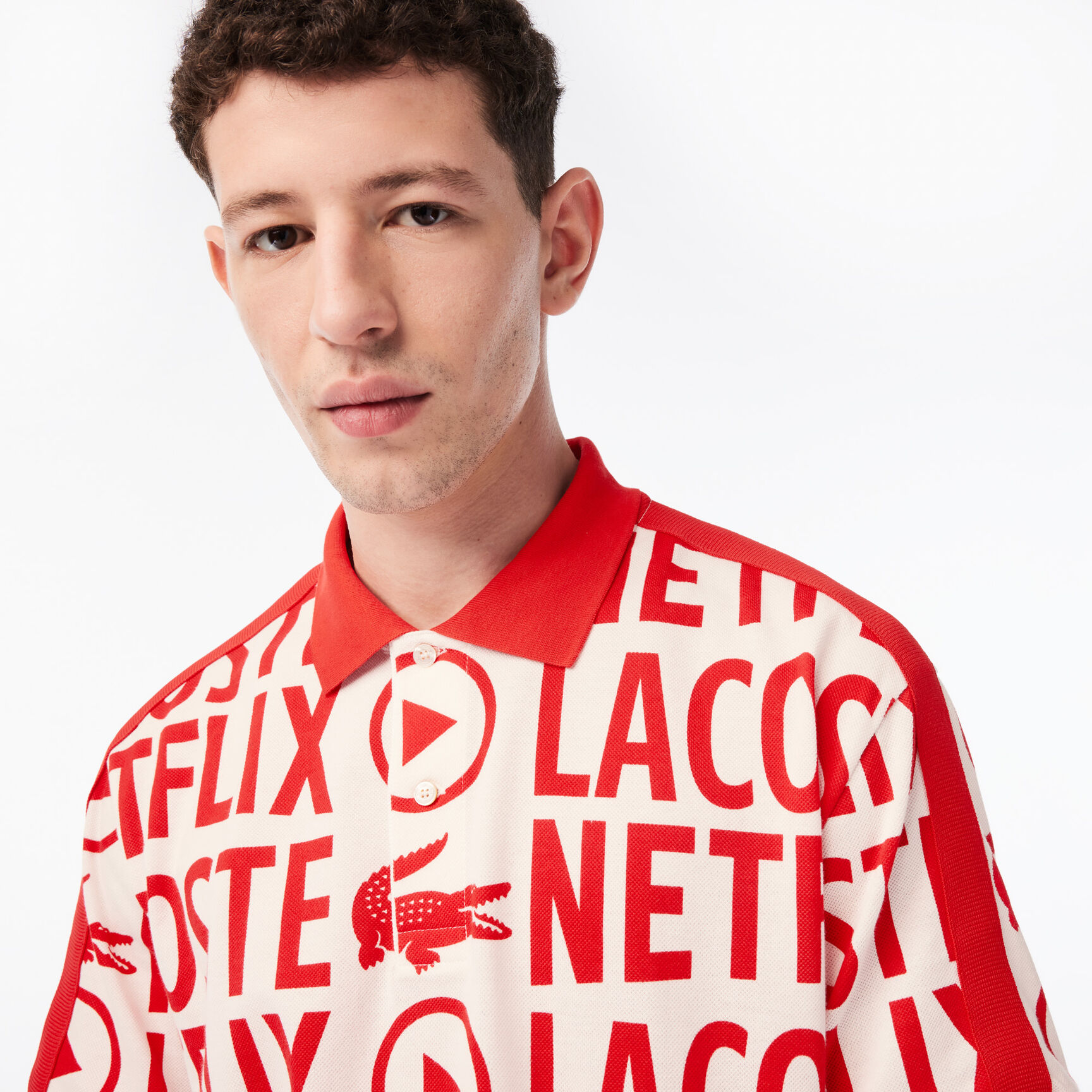 تيشيرت بولو قطن عضوي مطبوع بقصة فضفاضة للرجال مجموعة Lacoste x Netflix