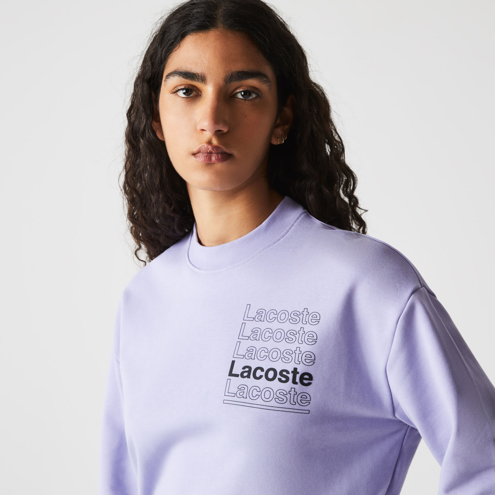 كنزة نسائية من القطن الصوفي بطبعة مع فتحة رقبة مستديرة من مجموعة Lacoste L!VE