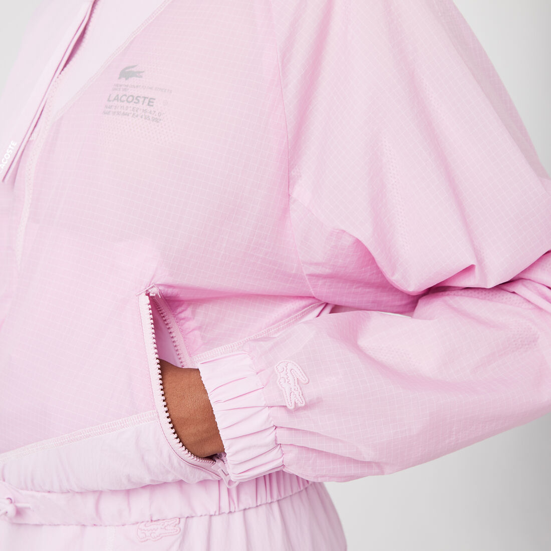 جاكيت لاكوست نايلون ببطانة شبكية للنساء جاكيت لاكوست نايلون ببطانة شبكية للنساء