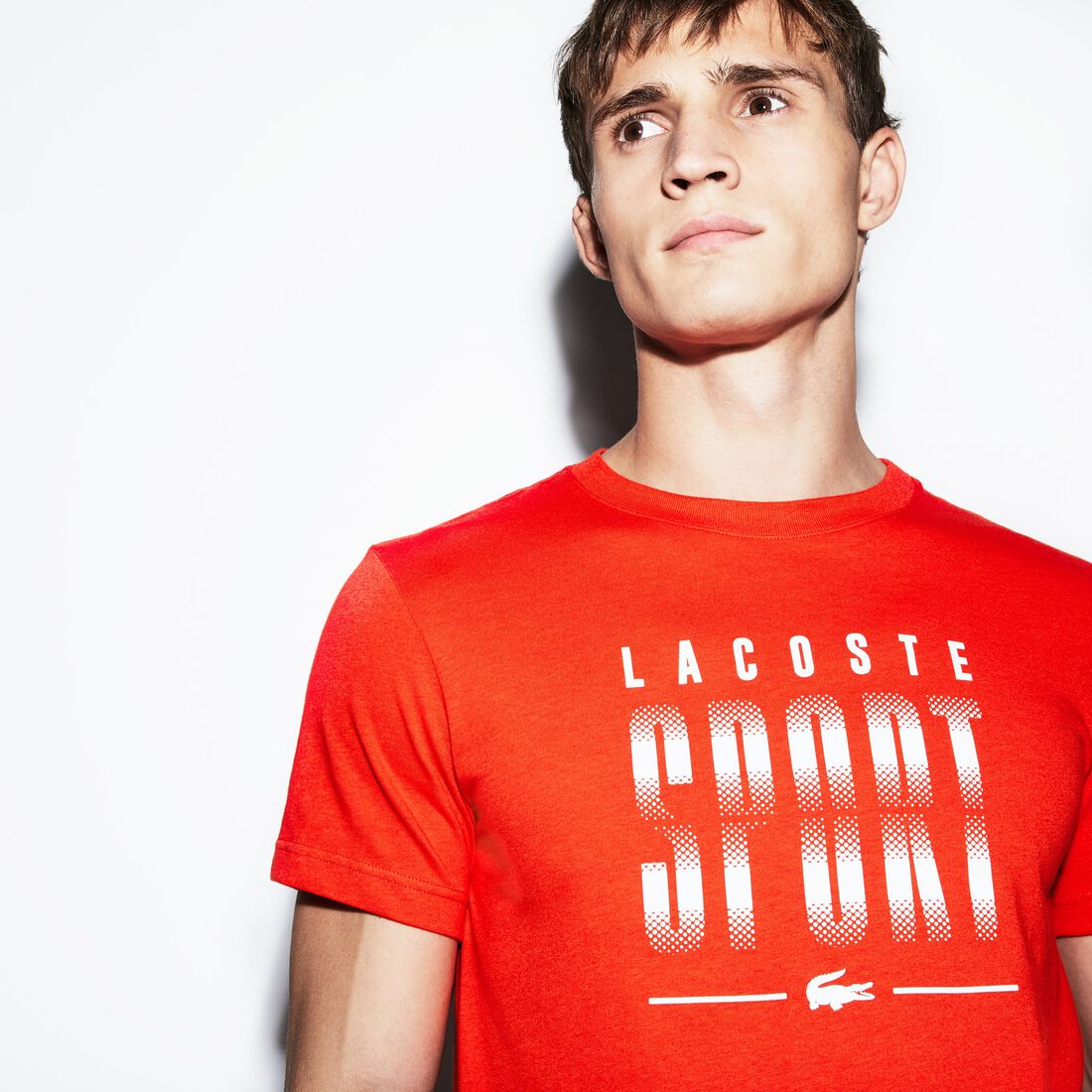 قميص تي-شيرت للرجال لرياضة التنس من الجيرسيه العملي بفتحة رقبة دائرية ومزدان بحروف أنيقة من مجموعة Lacoste SPORT