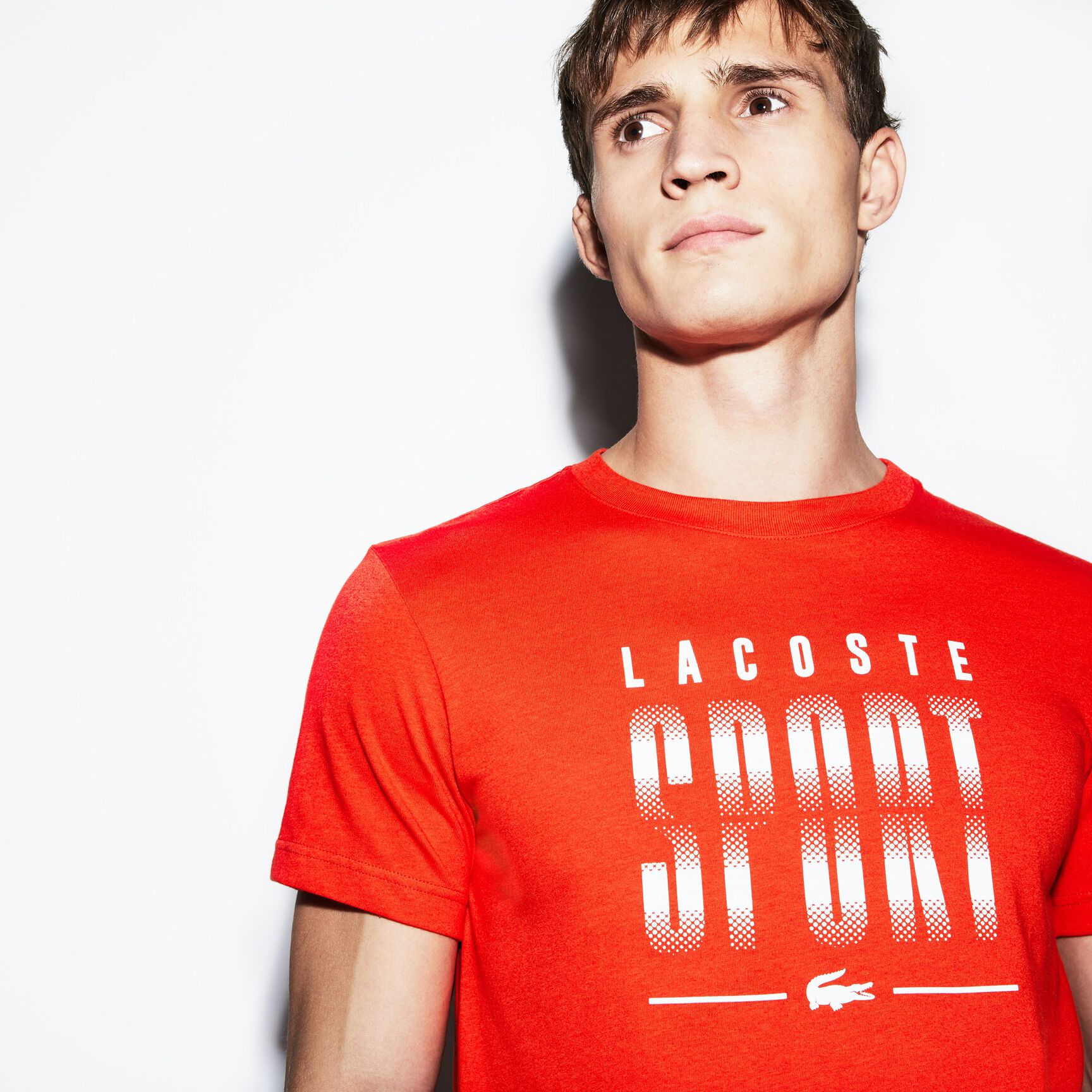 قميص تي-شيرت للرجال لرياضة التنس من الجيرسيه العملي بفتحة رقبة دائرية ومزدان بحروف أنيقة من مجموعة Lacoste SPORT