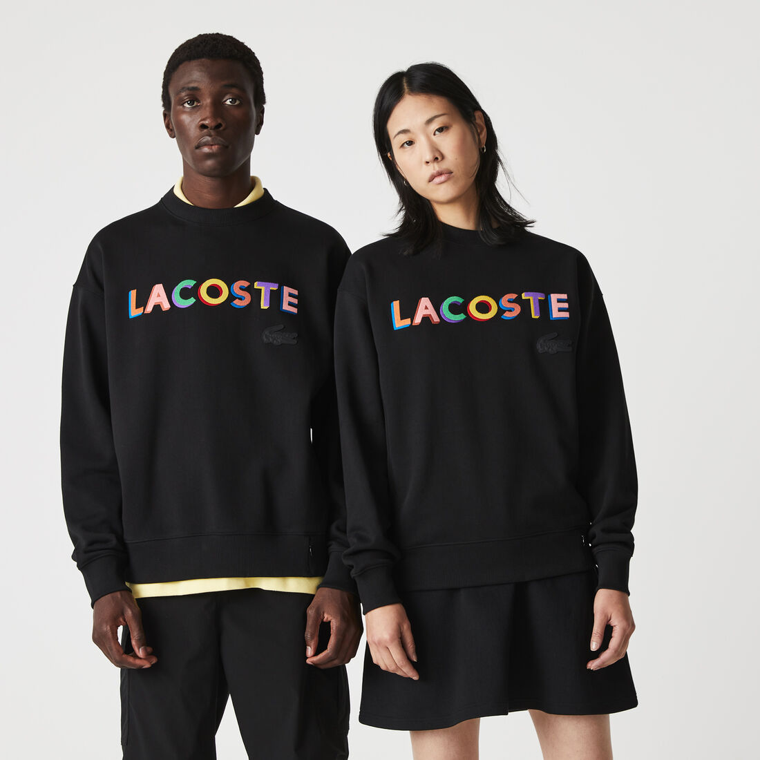 كنزة فضفاضة مطرزة من الصوف للجنسين من مجموعة Lacoste L!VE