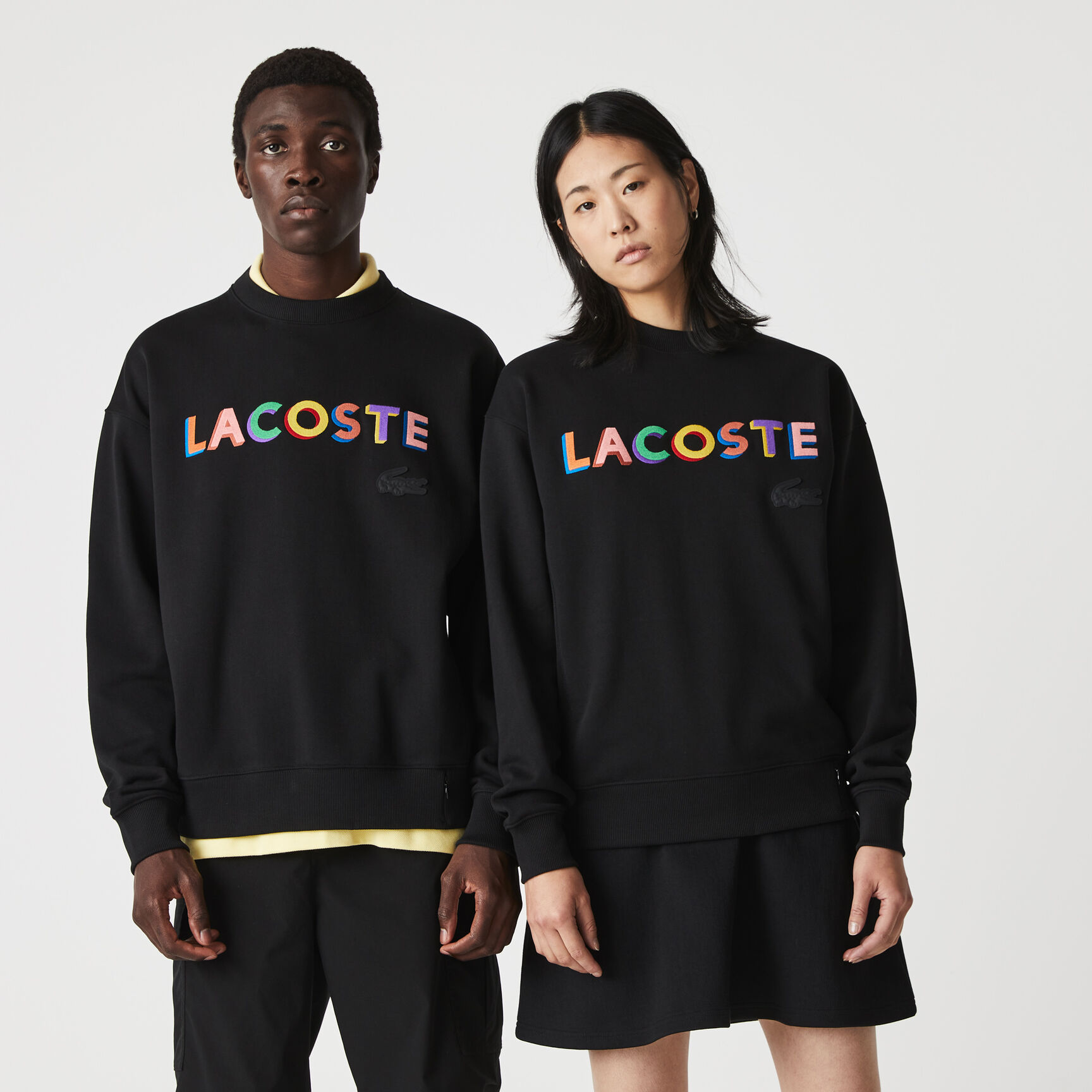 كنزة فضفاضة مطرزة من الصوف للجنسين من مجموعة Lacoste L!VE