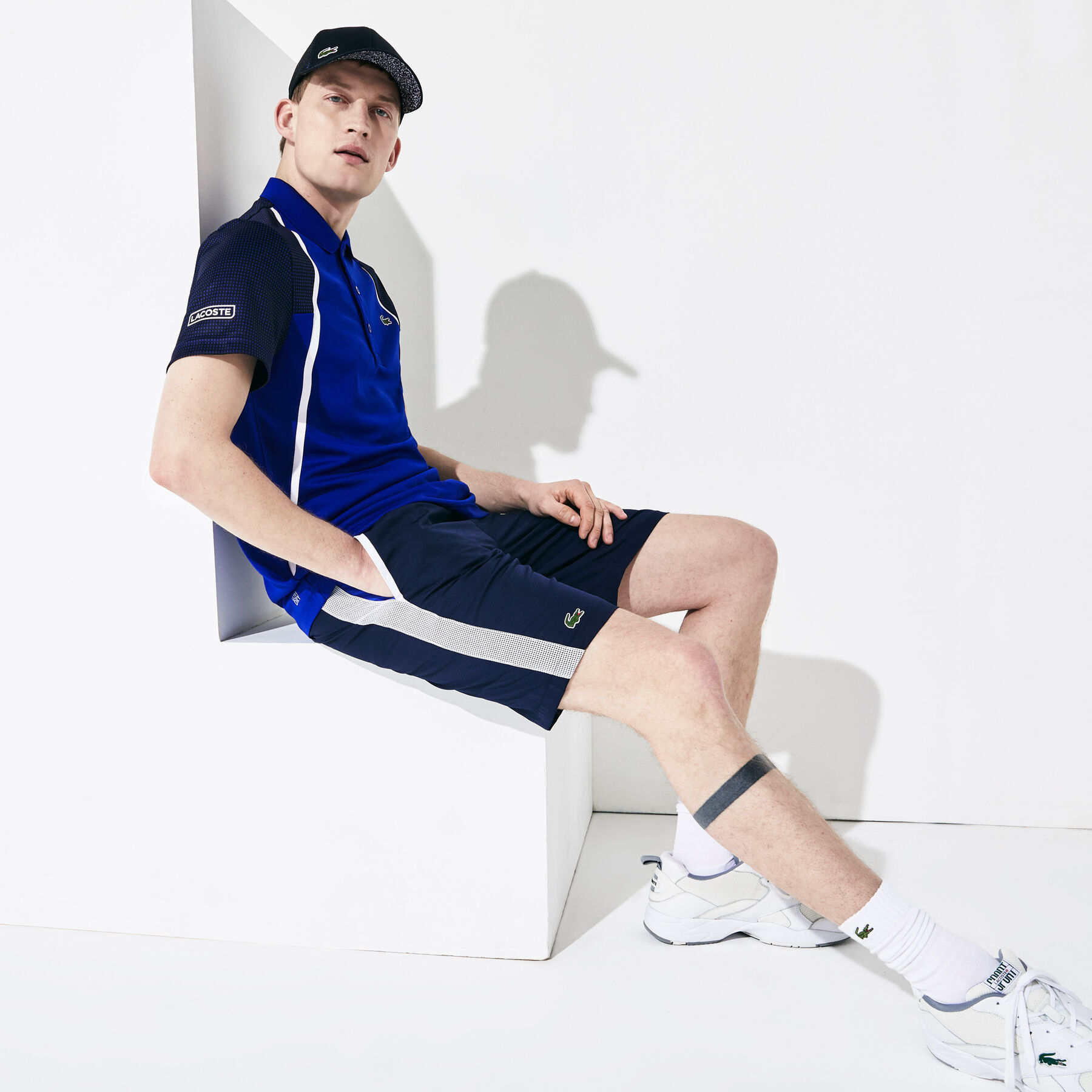 لاكوست شورت رياضي للعب التنس بقصة متباينة من مجموعة lacostesport للرجال