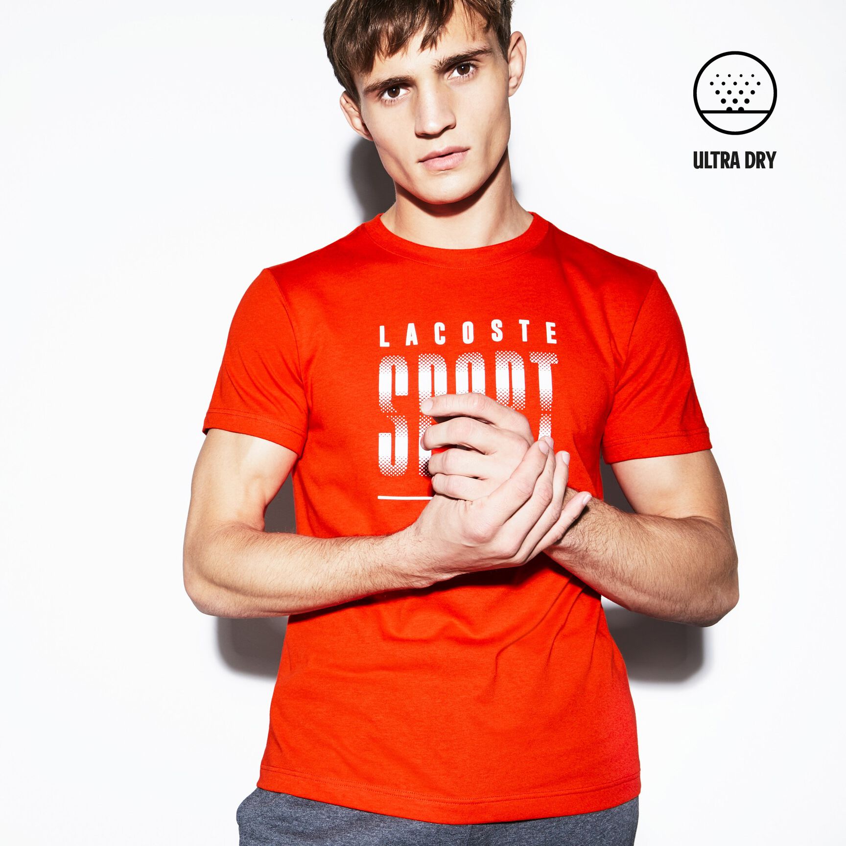 قميص تي-شيرت للرجال لرياضة التنس من الجيرسيه العملي بفتحة رقبة دائرية ومزدان بحروف أنيقة من مجموعة Lacoste SPORT
