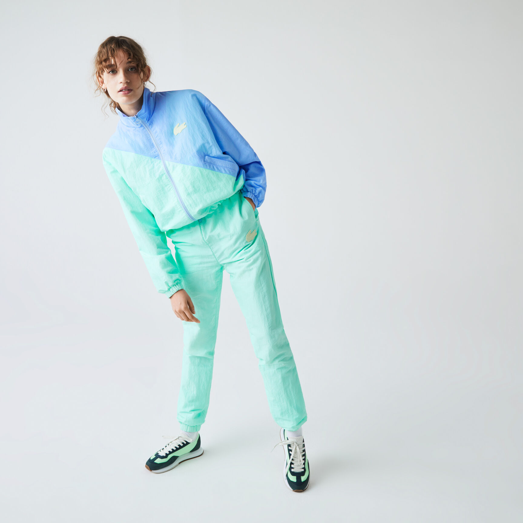 سترة بسحاب واقية من الرياح للنساء مزدوجة اللون من مجموعة Lacoste LIVE سترة بسحاب واقية من الرياح للنساء مزدوجة اللون من مجموعة Lacoste LIVE