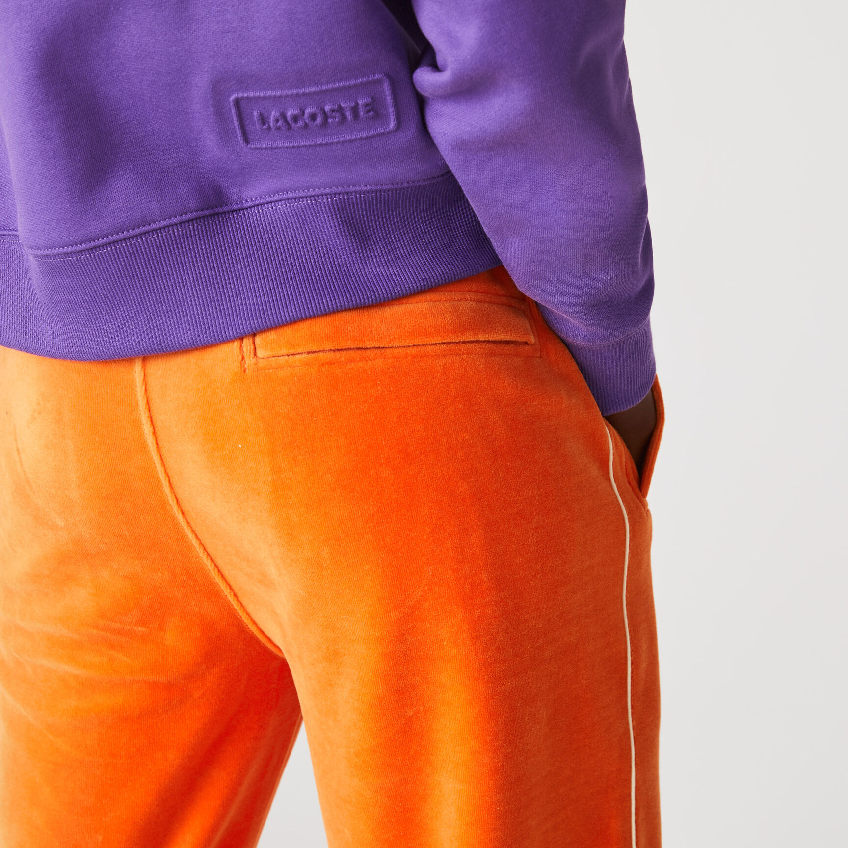 بنطلون رياضي مخمل للجنسين من مجموعة Lacoste L!VE بنطلون رياضي مخمل للجنسين من مجموعة Lacoste L!VE