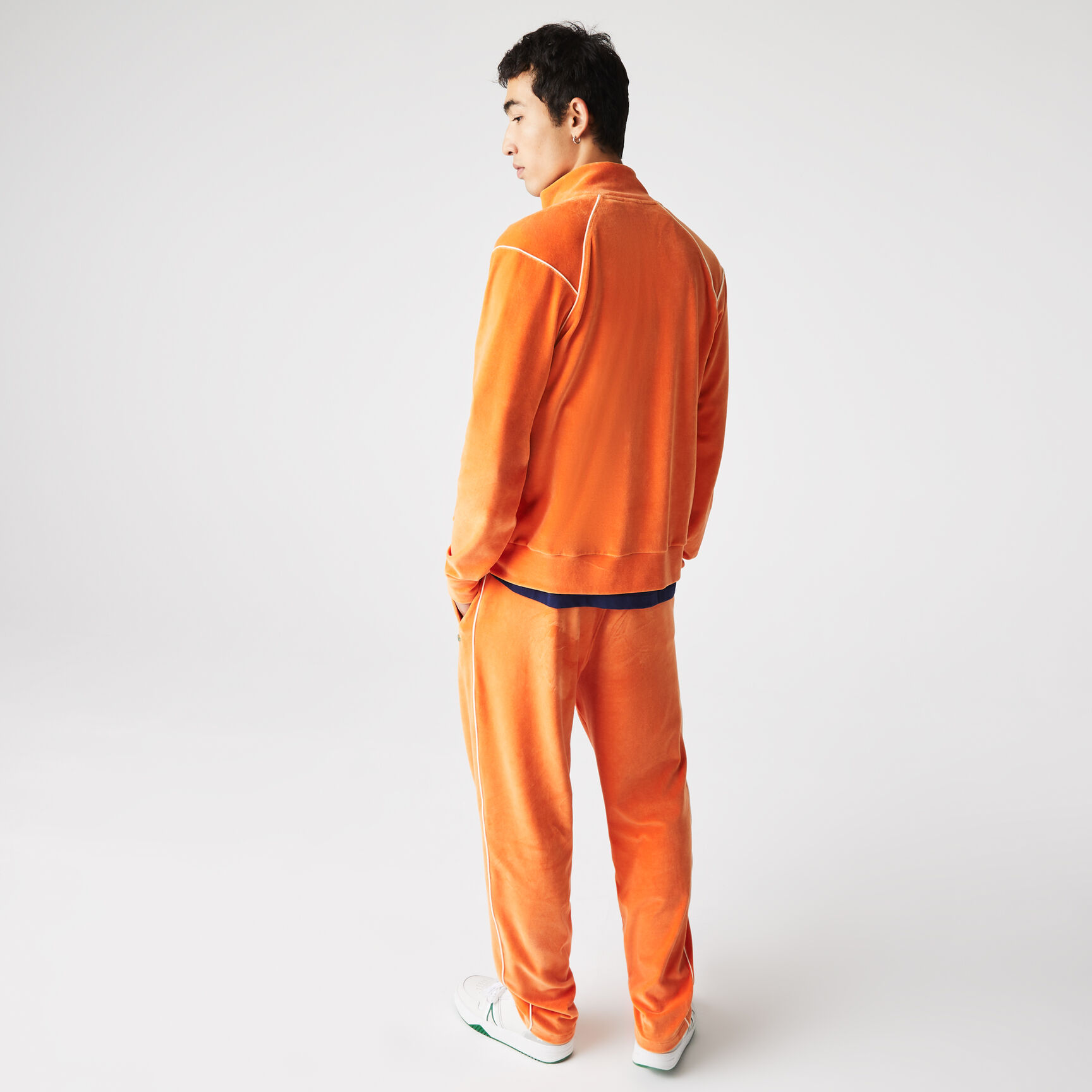 سويت شيرت من المخمل بسحاب للجنسين من مجموعة Lacoste L!VE