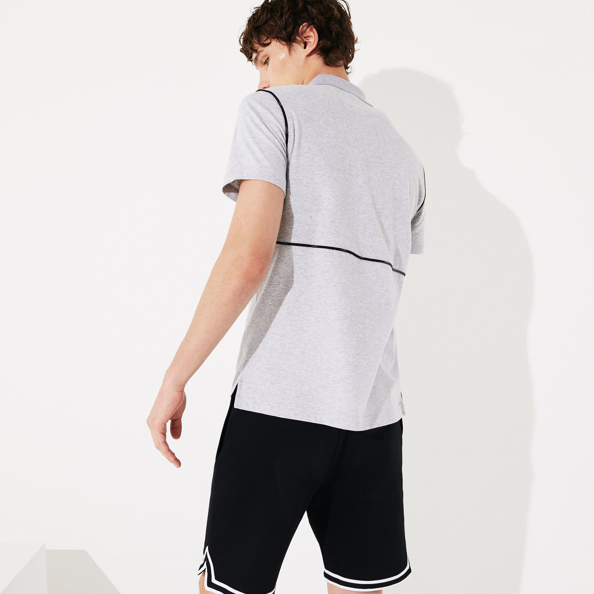 قميص بولو للرجال من القطن الفائق النعومة بسحاب عند الياقة من مجموعة Lacoste SPORT قميص بولو للرجال من القطن الفائق النعومة بسحاب عند الياقة من مجموعة Lacoste SPORT