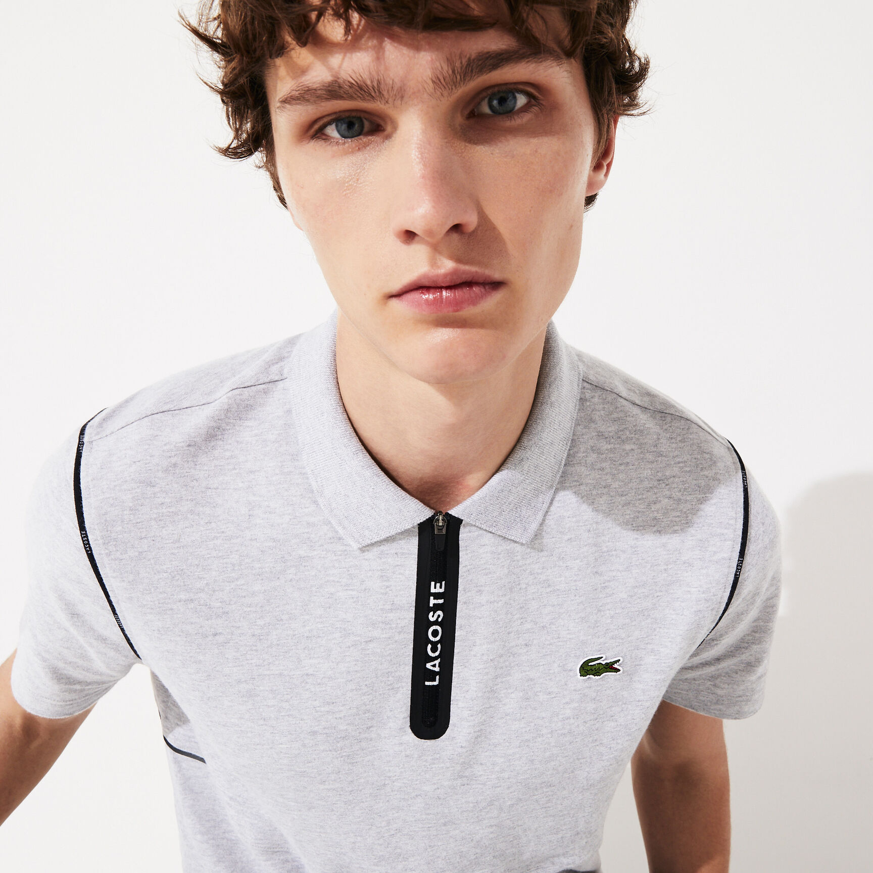 قميص بولو للرجال من القطن الفائق النعومة بسحاب عند الياقة من مجموعة Lacoste SPORT قميص بولو للرجال من القطن الفائق النعومة بسحاب عند الياقة من مجموعة Lacoste SPORT