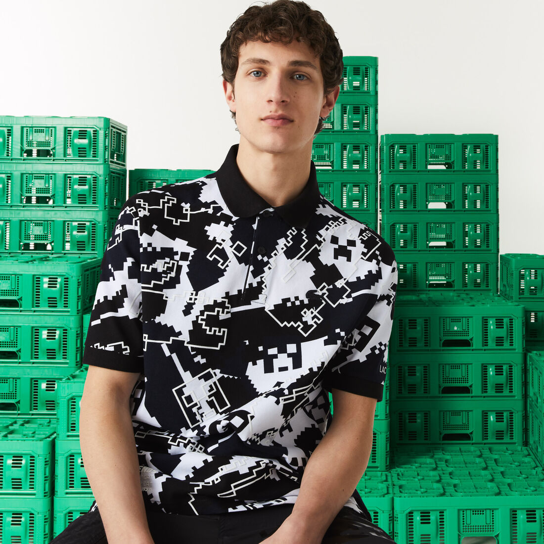قميص بولو رجالي من القطن العضوي بطبعة Lacoste x Minecraft